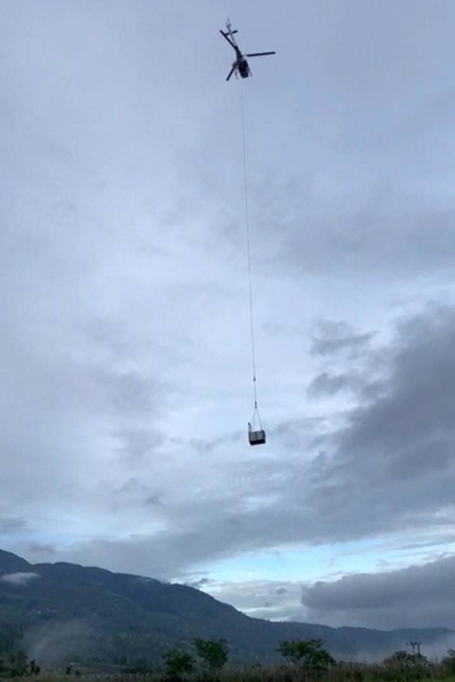 Helikopter mengangkut kandang harimau untuk dilepasliarkan di TNGL, Gayo Lues, Aceh. Foto: BBKSDA Sumut