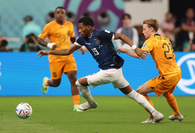 Gonzalo Plata dari Ekuador beraksi dengan Frenkie de Jong dari Belanda di Piala Dunia FIFA Qatar 2022, 25 November 2022. Foto: Pedro Nunes/REUTERS
