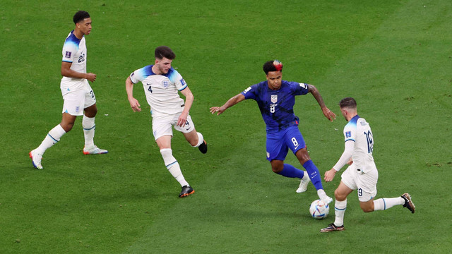 Weston McKennie dari AS beraksi dengan Declan Rice dari Inggris dan Mason Mount di Piala Dunia FIFA Qatar 2022 di Stadion Al Bayt, Al Khor, Qatar, 25 November 2022. Foto: Molly Darlington/REUTERS