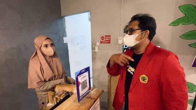 Situasi saat sedang melakukan sosialisasi di salah satu coffee shop di sekitar kampus UNTAG Surabaya, Rabu (19/10). Foto: Dok. Pribadi