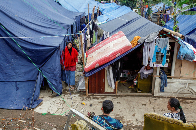 Pengungsi gempa Cianjur berada di sekitar tenda darurat Desa Benjot, Kabupaten Cianjur, Jawa Barat, Jumat (25/11/2022). Foto: Yulius Satria Wijaya/Antara Foto