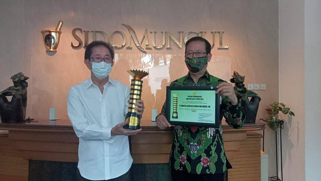 PT Industri Jamu dan Farmasi Sido Muncul meraih penghargaan Industri Hijau Level 5 dari Kemenperin. Foto: Dok. Sido Muncul