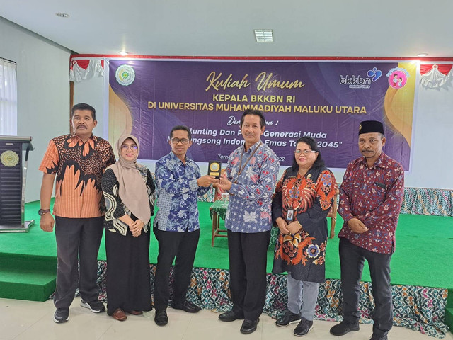 Penyerahan Cendramata Oleh Rektor dan Pimpinan Kampus Untuk Narasumber BKKBN RI. Sumber: Kehumasan UMMU