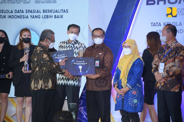 Kementerian Pekerjaan Umum dan Perumahan Rakyat (PUPR) kembali meraih penghargaan dalam Bhumandala Award 2022 oleh Badan Informasi Geospasial (BIG) . Foto: Dok. PUPR