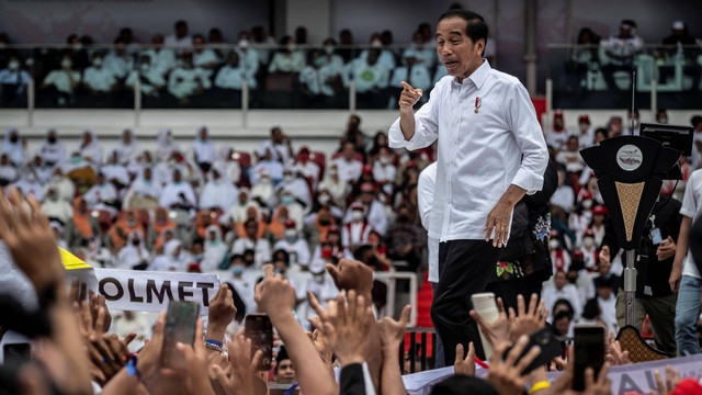 Presiden Joko Widodo menyapa relawan saat menghadiri acara Gerakan Nusantara Bersatu: Satu Komando Untuk Indonesia di Stadion Utama Gelora Bung Karno, Jakarta, Sabtu (26/11/2022). Foto: Aprillio Akbar/Antara Foto