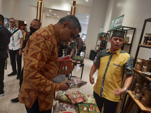 Delegasi BIMP-EAGA memborong kain batik khas Bengkayang di Dekranasda Kalbar. Foto: Siti Annisa/Hi!Pontianak