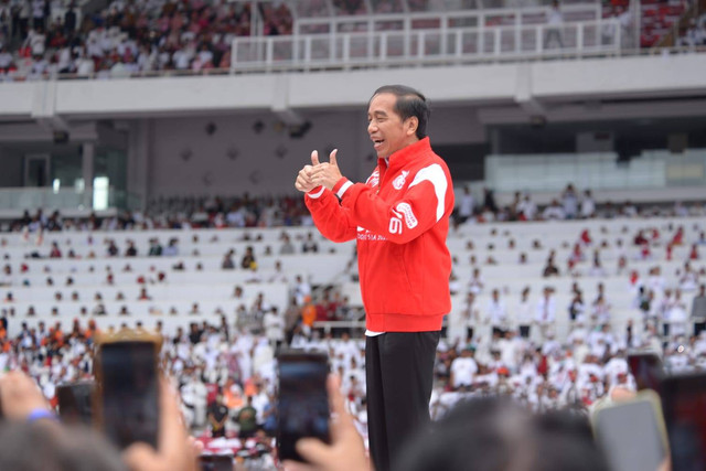 Presiden Joko Widodo menyapa relawan saat menghadiri acara Gerakan Nusantara Bersatu: Satu Komando Untuk Indonesia di Stadion Utama Gelora Bung Karno, Jakarta, Sabtu (26/11/2022). Foto: Gerakan Nusantara Bersatu