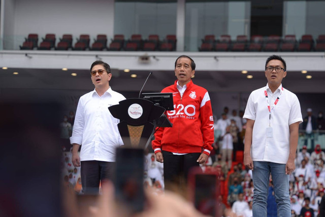 Presiden Joko Widodo (tengah) menghadiri acara Gerakan Nusantara Bersatu: Satu Komando Untuk Indonesia di Stadion Utama Gelora Bung Karno, Jakarta, Sabtu (26/11/2022). Foto: Gerakan Nusantara Bersatu