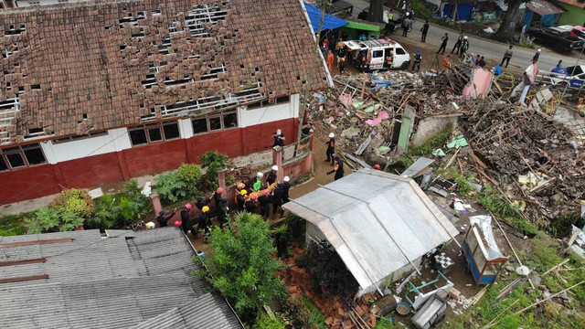 Evakuasi korban tewas gempa bumi di Kecamatan Cugenang, Cianjur, Jawa Barat, Sabtu (26/11/2022). Foto: Dok. Polri