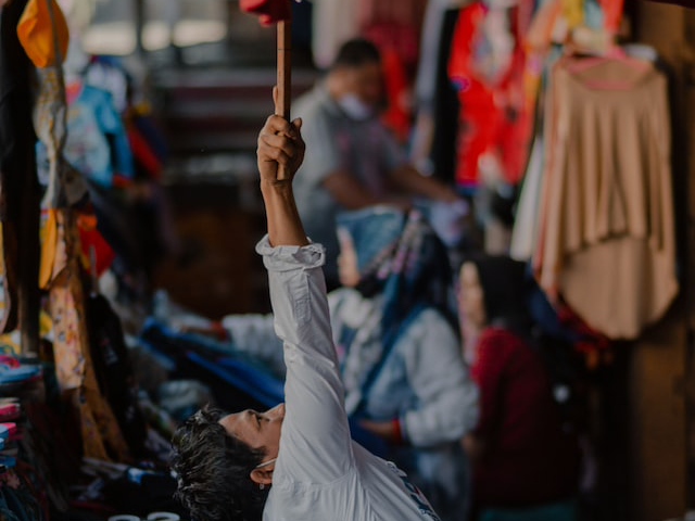 Ilustrasi bagaimana kamu menghargai keberagaman usaha dan ekonomi yang ada di sekitarmu. Sumber: www.unsplash.com.