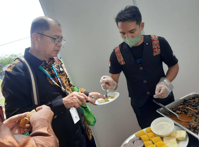 Delegasi BIMP-EAGA 2022 mencicipi kuliner khas Kalbar. Foto: Siti Annisa Aini/Hi!Pontianak
