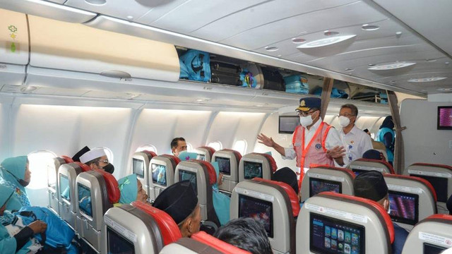 Menteri Perhubungan Budi Karya Sumadi meninjau langsung keberangkatan penerbangan jemaah umrah yang kedua dari Bandara Kertajati, Majalengka, Jawa Barat, Sabtu (26/11/2022). Foto: Kemenhub RI