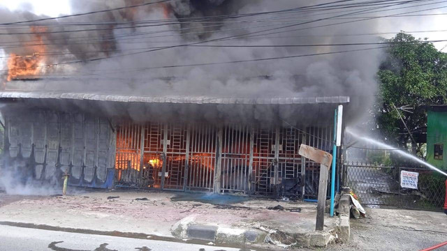 Kondisi bengkel sepeda motor di Jalan Jamin Ginting, Kota Medan saat terbakar. Foto: BPBD Kota Medan