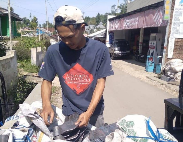 Pemuda Tegal Yayat, meneruskan usaha keluarganya dengan membuat alat pertanian seperti cangkul. (Foto: Bentar)