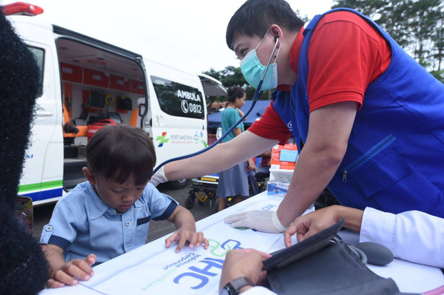 PT Pertamina Bina Medika - Indonesia Healthcare Corporation (Pertamedika IHC), salah satu anak usaha PT Pertamina (Persero), memberikan pelayanan kesehatan warga korban gempa Cianjur, Sabtu (26/11/2022). Foto: Pertamedika IHC