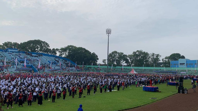 Ribuan peserta senam sehat bersama di Stadion Gajayana Malang. Foto / Feni Yusnia