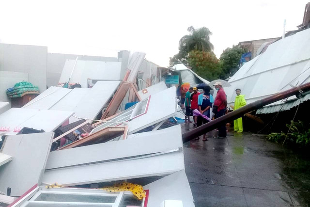 Bangunan semi permanen roboh akibat angin kencang di Jelambar, Jakarta Barat, Sabtu (26/11/2022). Foto: Dok. Istimewa