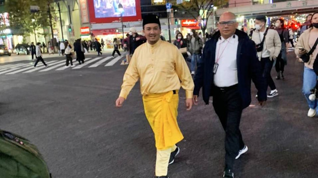 Warga Kotawaringin Barat, Rizky Aditya Putra, mengenakan pakaian daerah Talok Belanga khas Kesultanan Kutaringin saat berkeliling di Shibuya St, Jepang. Foto: IST/InfoPBUN