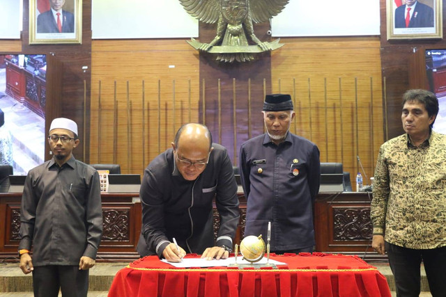 Ketua DPRD Sumbar Supardi menyetujui Anggaran Pendapatan dan Belanja Daerah (APBD) Sumbar Tahun 2023, Jumat (25/11/2022). Dokumentasi: Diskominfotik Sumbar