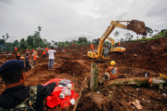 Petugas SAR gabungan melakukan evakuasi korban longsor akibat gempa bumi di Cugenang, Kabupaten Cianjur, Jawa barat, Sabtu (26/11/2022). Foto: Yulius Satria Wijaya/ANTARA FOTO