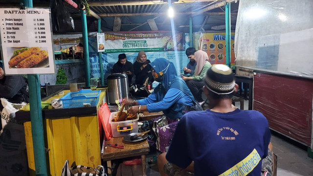 Bu Sarti ketika berjualan jagung bakar (Sumber: Pribadi, Jumat 28encinta jagung bakar, kamu wajib ke