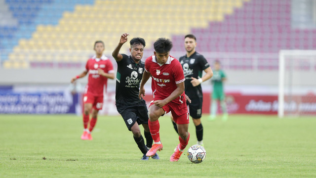 Laga uji coba Persis Solo melawan Persebaya yang digelar di Stadion Manahan Solo, Sabtu (26/11/2022). FOTO: Dok. Persis Solo
