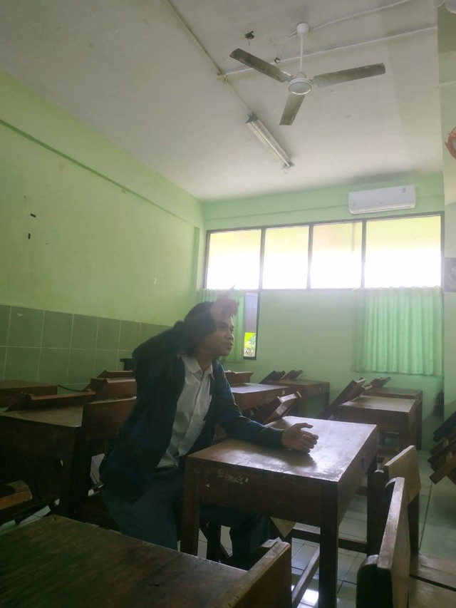 Ilustrasi peserta pidik bertanya di dalam kelas