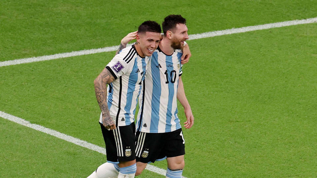 Enzo Fernandez bersama Lionel Messi dari Argentina selebrasi usai Enzo Fernandez mencetak gol kedua saat melawan Meksiko pada pertandingan Piala Dunia 2022 di Stadion Lusail, Lusail, Qatar, Sabtu 26 November 2022. Foto: Molly Darlington/REUTERS