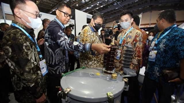 Direktur PLN, Darmawan Prasodjo bersama Menko Perekonomian, Airlangga Hartarto dalam kunjungan stand di pameran LOCOMOTION 2022. (foto: istimewa)