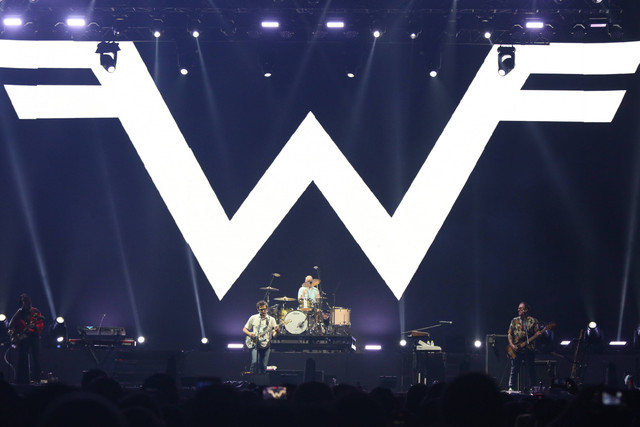 Grup musik The Weezer tampil dalam festival musik Soundrenaline 2022 di Allianz Eco Park, Ancol, Jakarta, Sabtu (26/11/2022). Foto: Herjoko Bald/ANTARA FOTO
