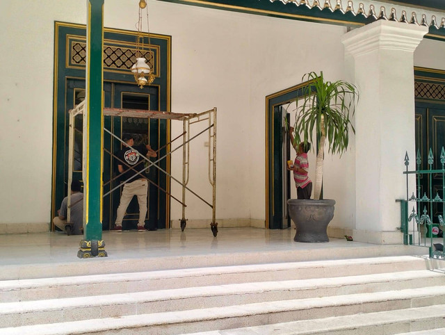 Sejumlah pekerja terlihat melakukan pemeliharaan bagian Pendopo Agung Royal Ambarrukmo. Foto: erfanto/Tugu Jogja