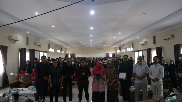 Mahasiswa Hubungan Internasional menggelar seminar pratikum 1 mambahas tentang isu perubahan iklim. Foto: Dok. Istimewa