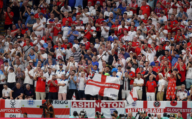 Penggemar Inggris di dalam stadion sebelum pertandingan Piala Dunia Qatar 2022 antara Inggris vs Amerika Serikat di Stadion Al Bayt, Al Khor, Qatar. Foto: Paul Childs/Reuters