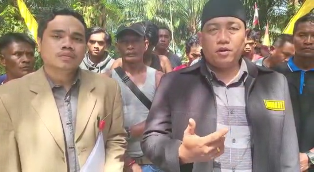 Sejumlah warga didampingi kuasa hukum saat berada di lokasi sengketa. (FOTO: Dokumen Ist).
