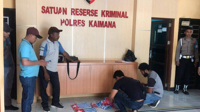Petuas saat menghitung bendera Bintang Kejora ukuran kecil