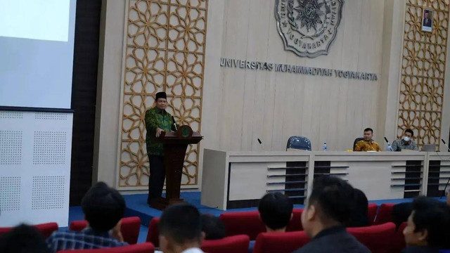 Tokoh Masyarakat Muslim Bali H. Bambang Santoso, S.Pd.I, M.A sedang Menyampaikan Materi dan Memberikan Semangat Kepada Mahasiswa Universitas Muhammadiyah Yogyakarta (Dokumentasi Pribadi)