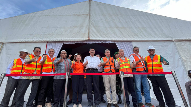 Ground breaking proyek Smelter Pomalaa Vale Indonesia dan Zhejiang Huayou Cobalt Co., Ltd, dihadiri oleh Menko Marves Luhut B Panjaitan, Minggu (27/11/2022). Foto: Fariza Rizky Ananda/kumparan