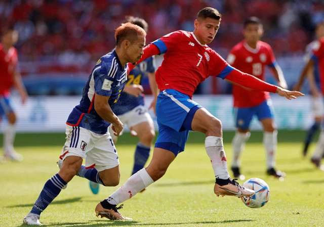 Anthony Contreras dari Kosta Rika duel dengan Yuto Nagatomo dari Jepang pada pertandingan Piala Dunia Qatar 2022 Grup E di Stadion Ahmad Bin Ali, Al Rayyan, Qatar. Foto: Issei Kato/Reuters