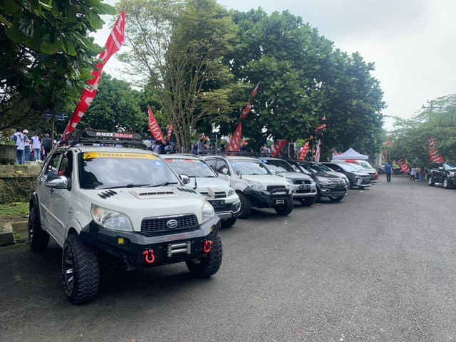 Kumpulan mobil Daihatsu di acara Daihatsu Kumpul Sahabat Jogja 2022 di Museum Gunung Merapi, Sabtu 26 November 2022. Foto: Gesit Prayogi/kumparan