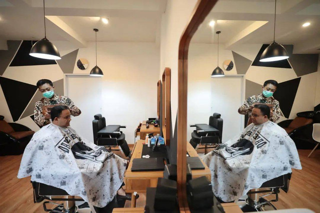 Bakal capres NasDem Anies Baswedan membagikan momen cukur rambut. Foto: Instagram/@aniesbaswedan