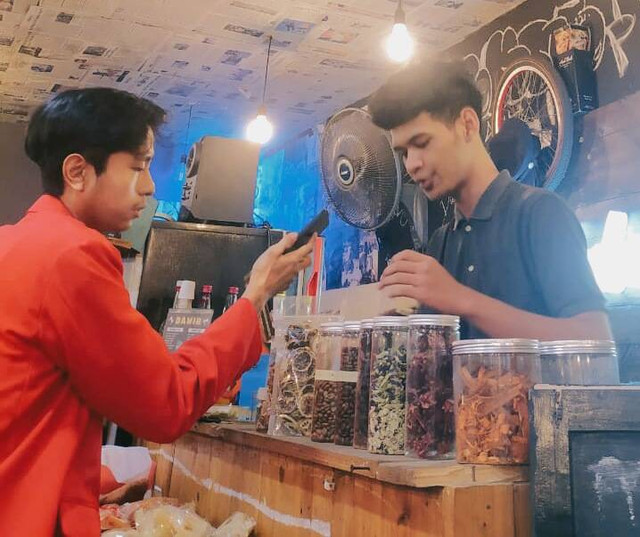Alfian, Mahasiswa Untag Surabaya melakukan kegiatan reportase di Kedai Kopi Dawir Sidoarjo.