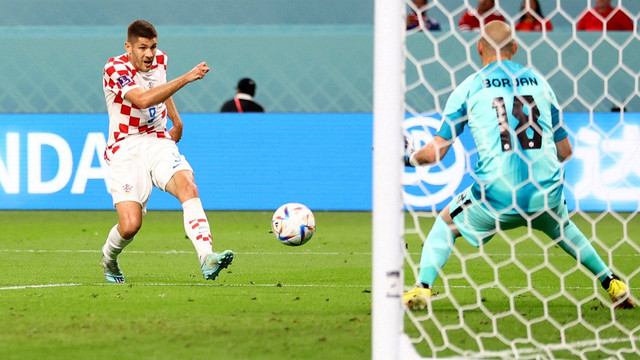Pemain Timnas Kroasia Andrej Kramaric mencetak gol ke gawang Timnas Belgia pada pertandingan Grup F Piala Dunia 2022 Qatar di Stadion Internasional Khalifa, Doha, Qatar.
 Foto: Hannah McKay/REUTERS