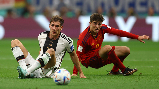 Pemain Timnas Spanyol Gavi berebut bola dengan pemain Timnas Jerman Leon Goretzka pada pertandingan Grup E Piala Dunia 2022 Qatar di Stadion Al Bayt, Al Khor, Qatar. Foto: Kai Pfaffenbach/REUTERS