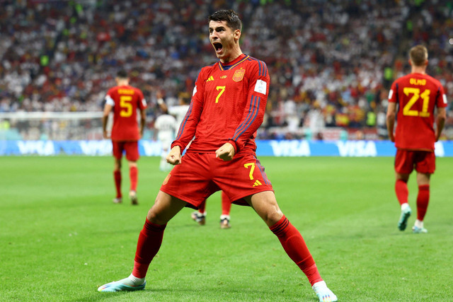Selebrasi pemain Timnas Spanyol Alvaro Morata usai mencetak gol ke gawang Timnas Jerman pada pertandingan Grup E Piala Dunia 2022 Qatar di Stadion Al Bayt, Al Khor, Qatar. Foto: Kai Pfaffenbach/REUTERS