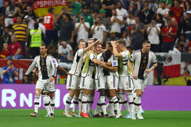 Selebrasi pemain Timnas Jerman usai mencetak gol ke gawang Timnas Spanyol pada pertandingan Grup E Piala Dunia 2022 Qatar di Stadion Al Bayt, Al Khor, Qatar. Foto: Kai Pfaffenbach/REUTERS
