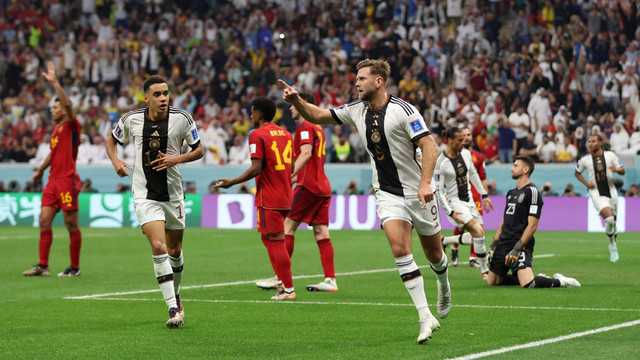 Selebrasi pemain Timnas Jerman Niclas Fullkrug usai mencetak gol ke gawang Timnas Spanyol pada pertandingan Grup E Piala Dunia 2022 Qatar di Stadion Al Bayt, Al Khor, Qatar. Foto: Matthew Childs/REUTERS