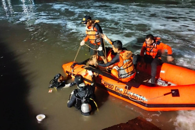 Operasi pencarian Faris (10), bocah yang hilang di BKT, Jakarta Timur. Foto: Dok. BPBD DKI Jakarta