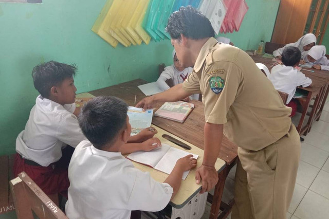 Proses belajar mengajar di SDN 005 Tanjung Palas Timur, Kab. Bulungan, Kalimantan Utara. Foto: Kemendikbudristek