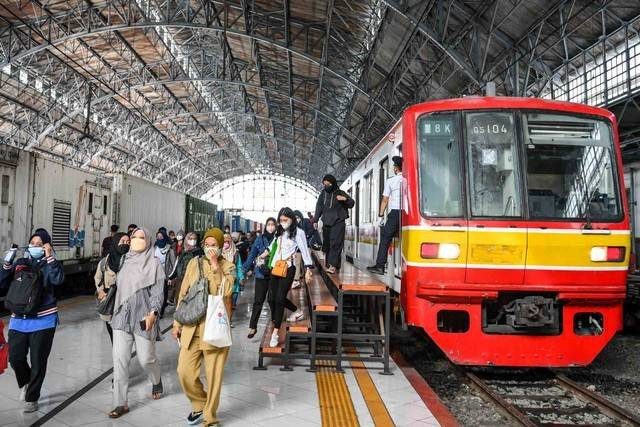 Sejumlah penumpang KRL Commuter line turun dari kereta saat tiba di peron Stasiun Tanjung Priok, Jakarta, Senin (14/3/2022). Foto: M Risyal Hidayat/ANTARA FOTO
