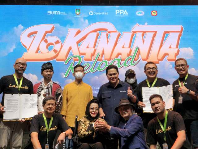 Menteri BUMN Erick Thohir (Keempat dari kiri) dan Wali Kota Surakarta Gibran Rakabuming (Baju kuning) berforo bersama sejumlah musisi dan seniman di Lokananta. Foto: Dok. PT PPA
